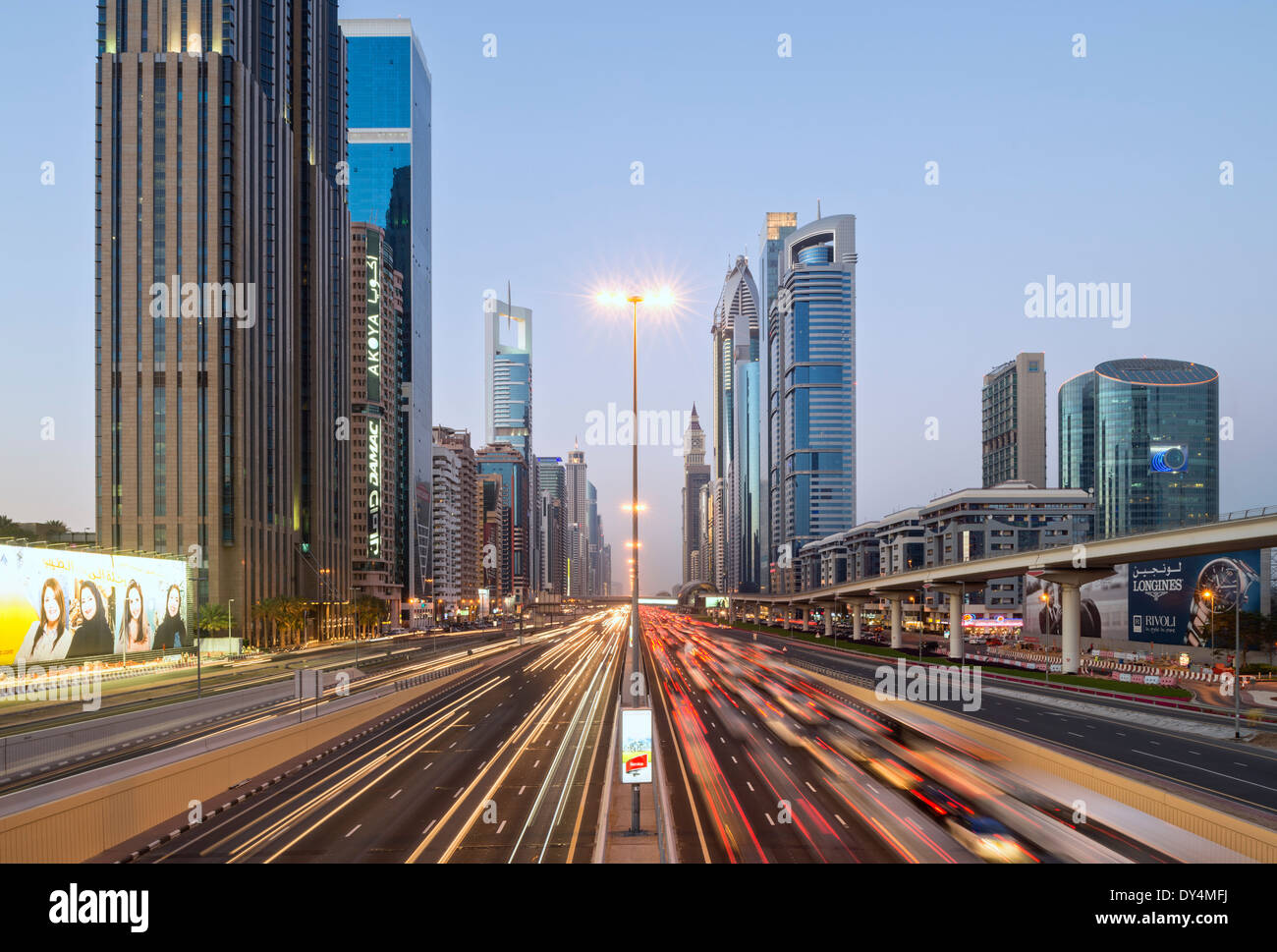 Abenddämmerung Blick auf Verkehr und Hochhäuser entlang der Sheikh Zayed Road in Dubai Vereinigte Arabische Emirate Stockfoto