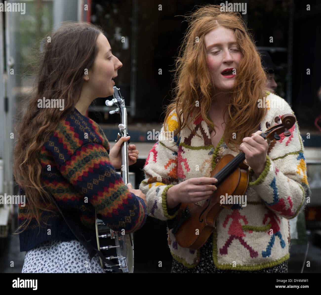 zwei weibliche Straßenmusikanten London. London buskers Stockfoto