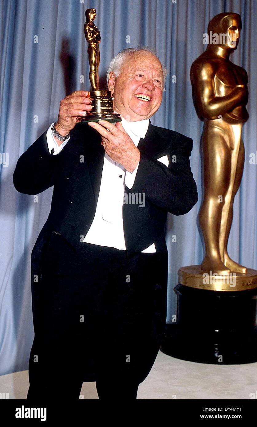 Datei. 6. April 2014. MICKEY ROONEY, einer der längsten pragmatisierte Schauspieler in der Filmgeschichte, starb am Sonntag im Alter von 93 Jahren. Rooney erschien in mehr als 300 Filme von Stummfilmen in den 1920er Jahren zu aktuellen Blockbustern wie "The Muppets" und "Nachts im Museum." Der Schauspieler, der etwas mehr als fünf Fuß hoch stand, erreichte seine größten Film-Erfolge mit MGM während der 1930er und 1940er Jahren, singen und tanzen, seine jungenhafte Aufbrausen trug ihn zur Abendkasse Höhen. Rooney war acht Mal verheiratet, darunter Ava Gardner von 1942 bis 1943. Er heiratete Jan Chamberlain im Jahr 1978 und sie konsequent perf Stockfoto