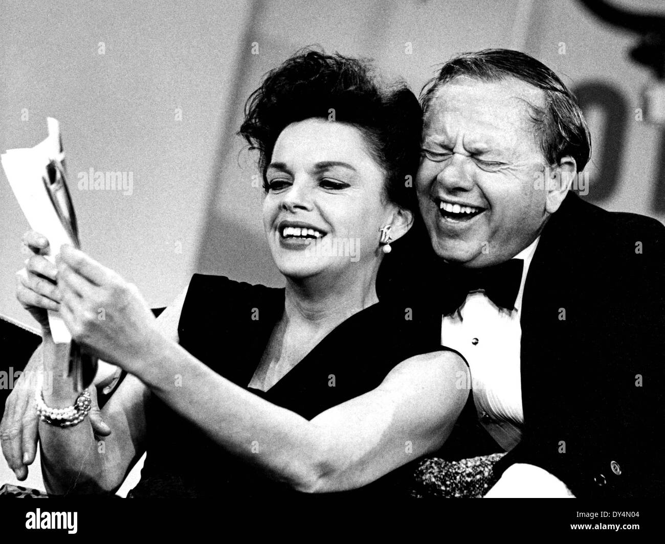 Datei. 6. April 2014. MICKEY ROONEY, einer der längsten pragmatisierte Schauspieler in der Filmgeschichte, starb am Sonntag im Alter von 93 Jahren. Rooney erschien in mehr als 300 Filme von Stummfilmen in den 1920er Jahren zu aktuellen Blockbustern wie "The Muppets" und "Nachts im Museum." Der Schauspieler, der etwas mehr als fünf Fuß hoch stand, erreichte seine größten Film-Erfolge mit MGM während der 1930er und 1940er Jahren, singen und tanzen, seine jungenhafte Aufbrausen trug ihn zur Abendkasse Höhen. Rooney war acht Mal verheiratet, darunter Ava Gardner von 1942 bis 1943. Er heiratete Jan Chamberlain im Jahr 1978 und sie konsequent perf Stockfoto