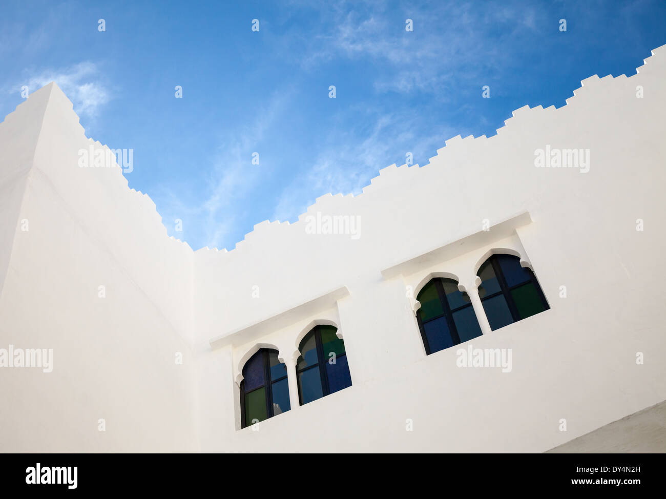Weiße Wände, Fenster und blauer Himmel. Madina, Altstadt von Tanger, Marokko Stockfoto
