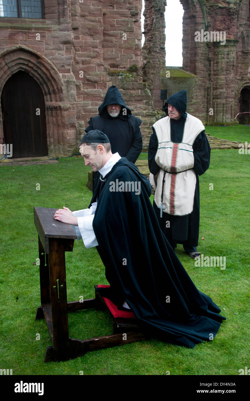 Arbroath, Schottland, UK 6. April 2014.  Darsteller und Re-enactment beim schottischen Homecoming Event "Erklärung von Arbroath" im Arboath Abbey am schottischen Tartan Day statt.  Schottischen Adligen, montiert in den Ruinen von Arbroath Abbey zum Gedenken an die Unterzeichnung des Declartion von Arbroath im Jahre 1320. Bildnachweis: Studio9/Alamy Live-Nachrichten Stockfoto