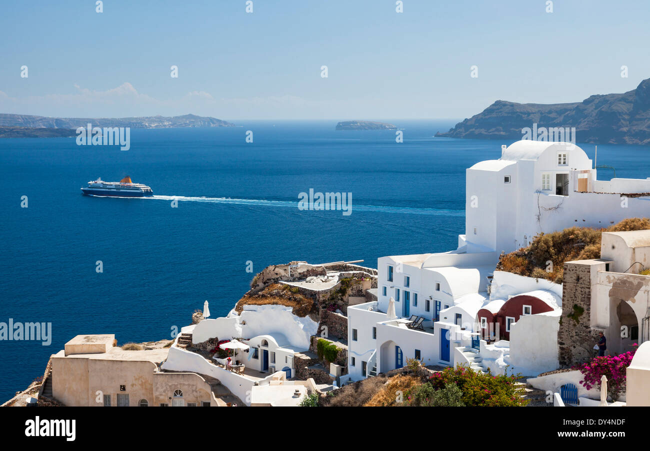 Schiff vorbei Oia auf der Insel Santorini Griechenland Europa Stockfoto