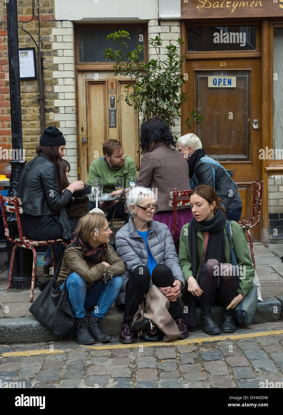 Gruppe von Personen vor einem Pub in London Stockfoto