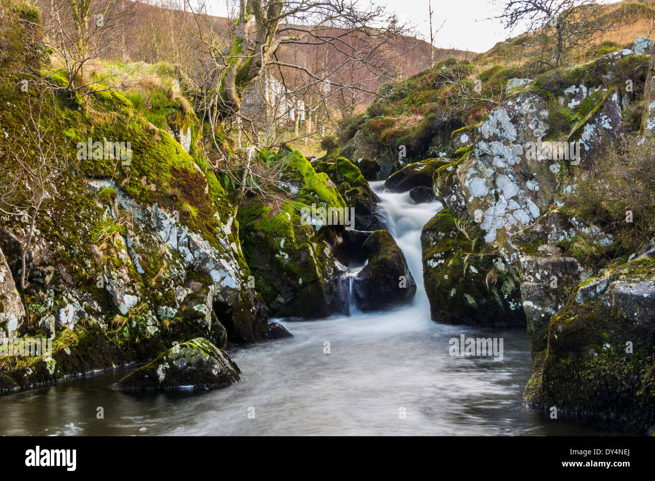 Fließenden Wasserfall bei Watendlath Tarn Lake District National Park England UK Europe Stockfoto
