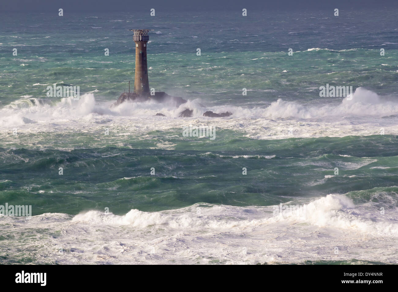 Riesige Wellen und Langschiffe Leuchtturm fotografiert von Lands End Cornwall England UK Stockfoto