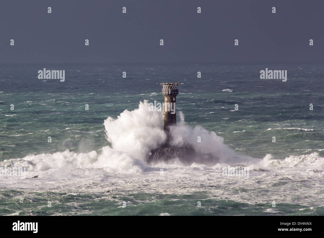 Riesige Wellen, die Langschiffe Leuchtturm fotografiert von Lands End Cornwall England UK Stockfoto