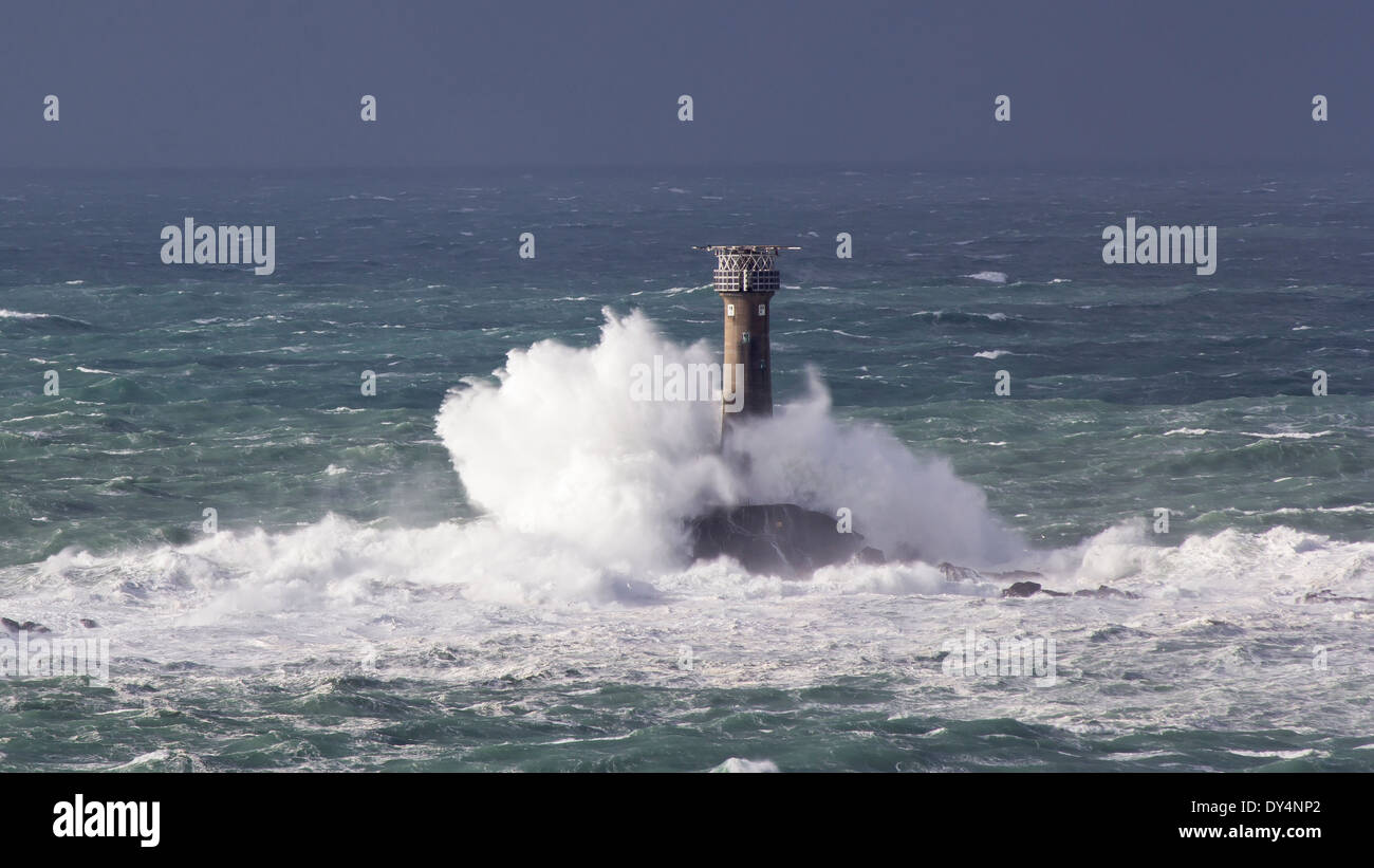 Riesige Wellen, die Langschiffe Leuchtturm fotografiert von Lands End Cornwall England UK Stockfoto