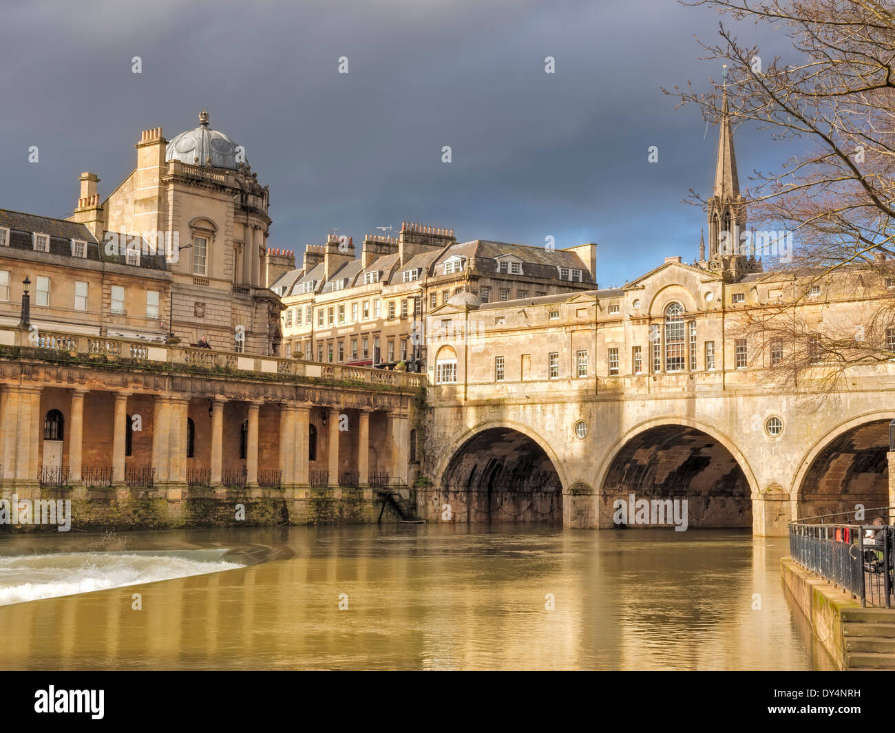 Abgeschlossen im Jahre 1774 im palladianischen Stil von Robert Adam entworfen, überquert Pulteney Bridge den Fluss Avon in Bath England UK Europa Stockfoto