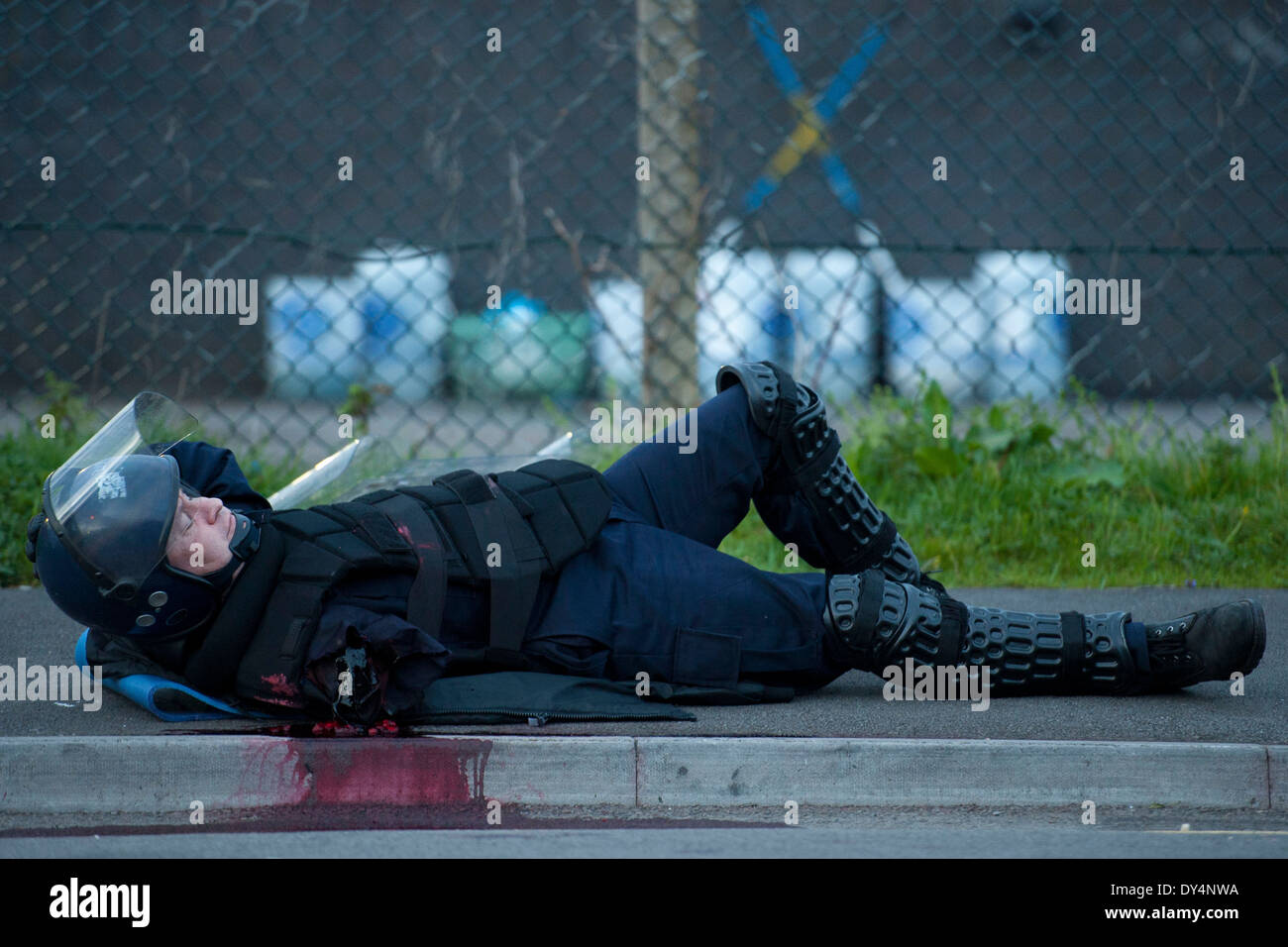 Ein verletzter Aufruhr Polizist. Stockfoto