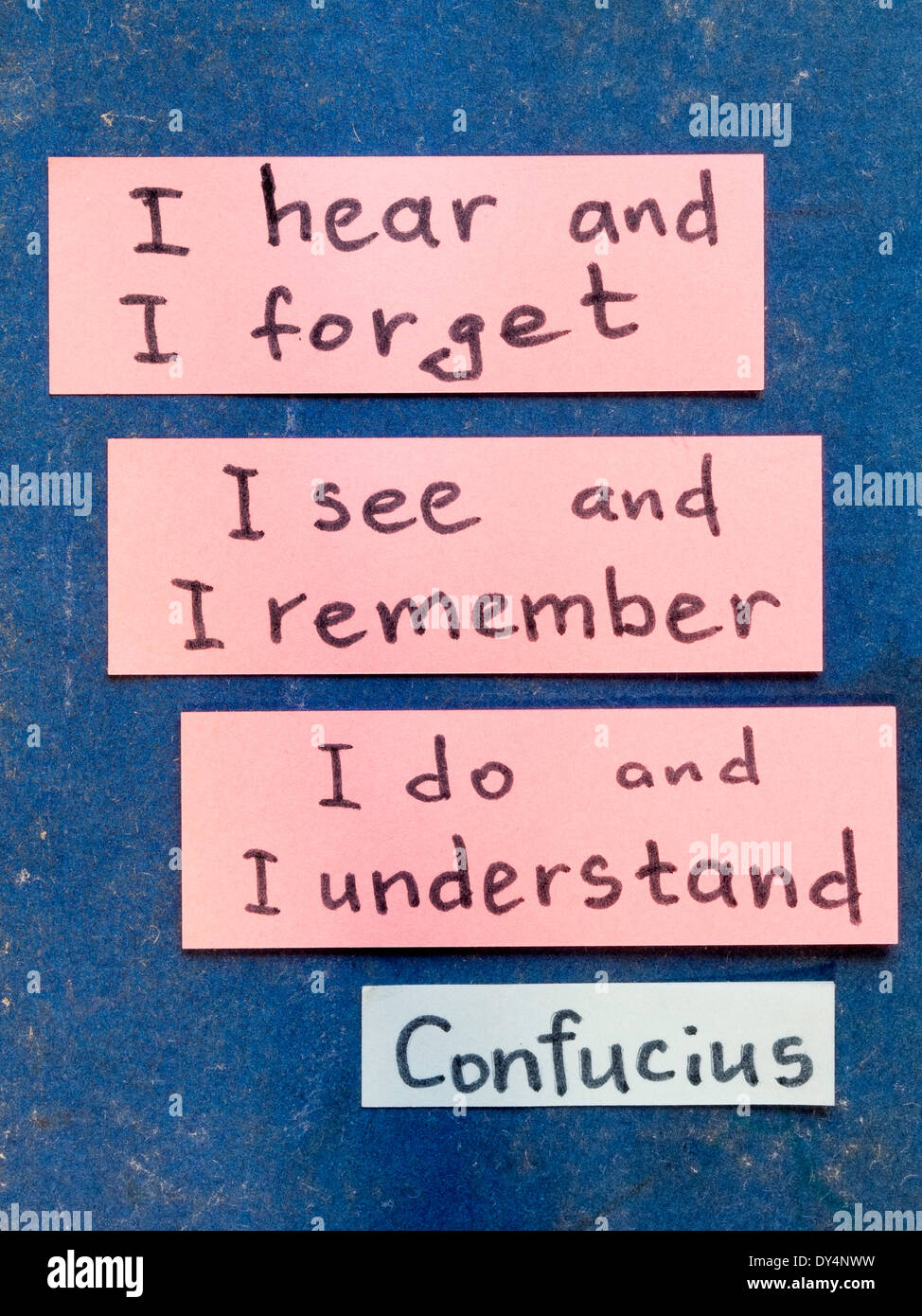 berühmte Konfuzius Zitat-Interpretation mit Aufkleber Notizen auf Vintage Karton Stockfoto