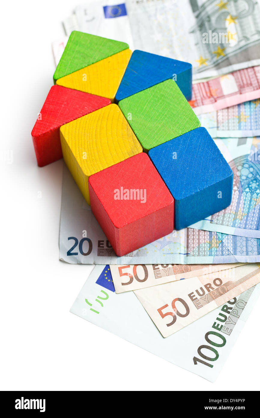 Das Haus aus Holz Bauklötze mit Euro-Geld Stockfoto