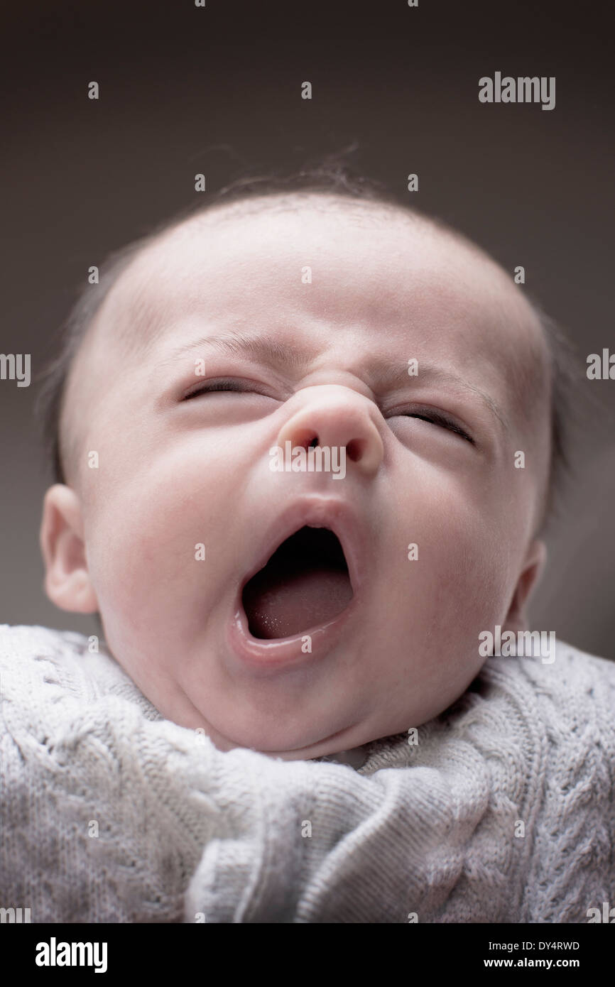 1 - 2 Monate Baby junge Gähnen Stockfoto