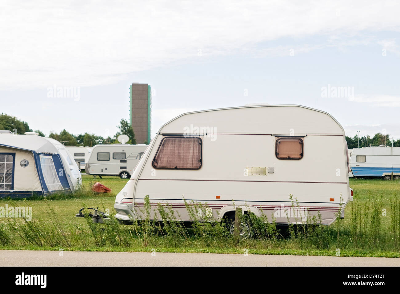 Weißer Anhänger stehend auf einem Campingplatz Stockfoto