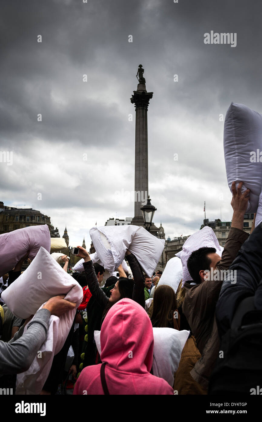 Menschen sammeln auf dem Trafalgar Square, International Pillow Fight Day teilzunehmen. Stockfoto