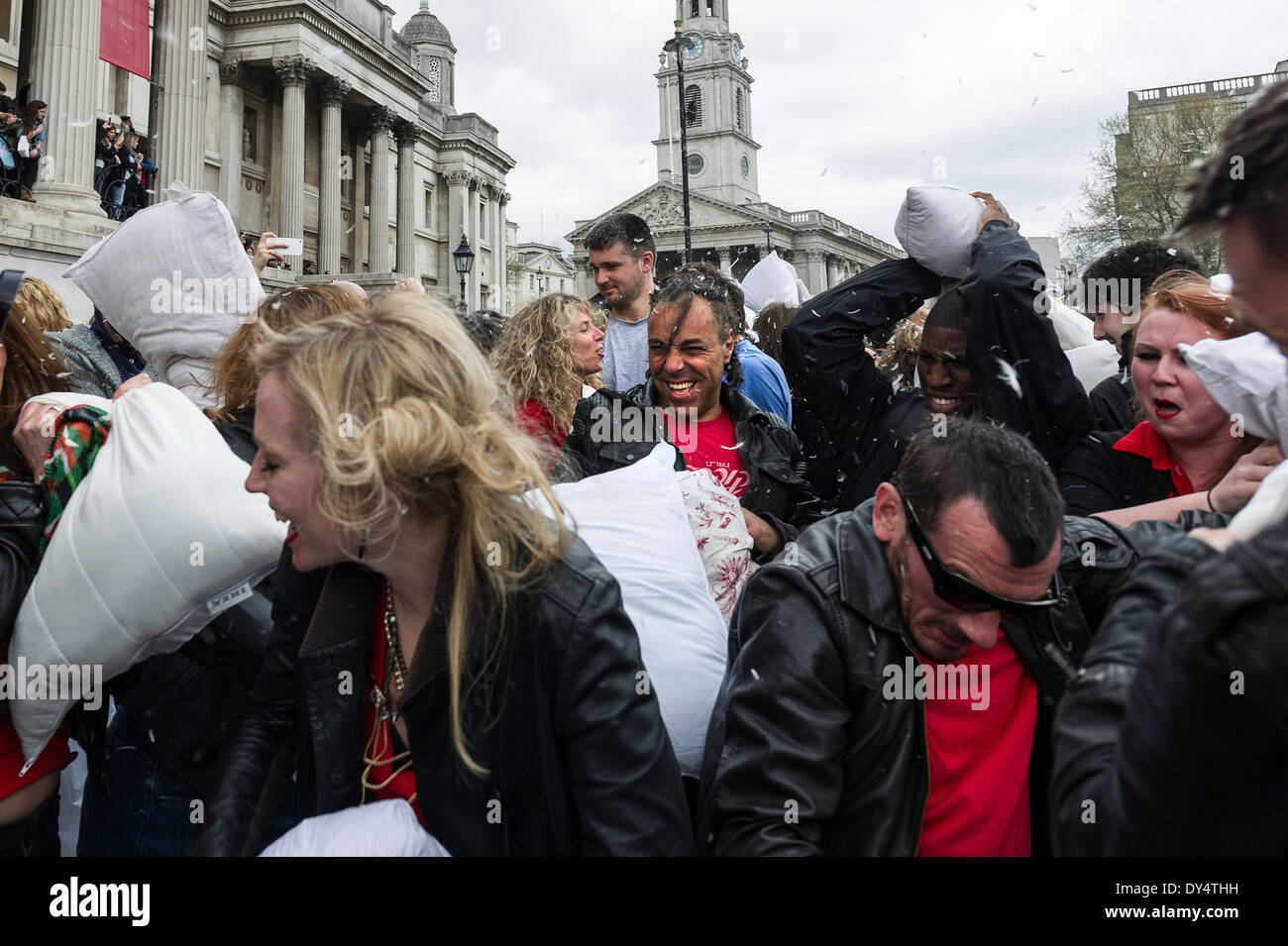Menschen treffen sich, um am Internationalen Pillow Fight Day am Trafalgar Square in London teilzunehmen. Stockfoto