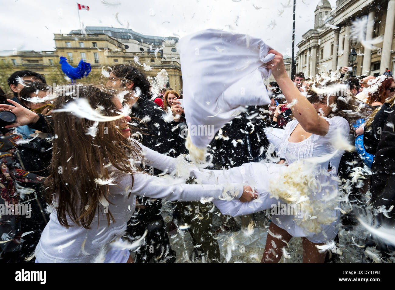 Menschen sammeln auf dem Trafalgar Square, International Pillow Fight Day teilzunehmen. Stockfoto