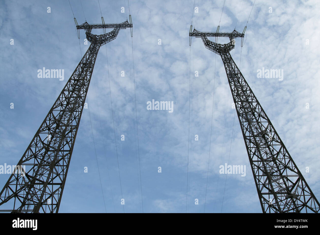 Power-Sendemast, Ansicht von unten Stockfoto