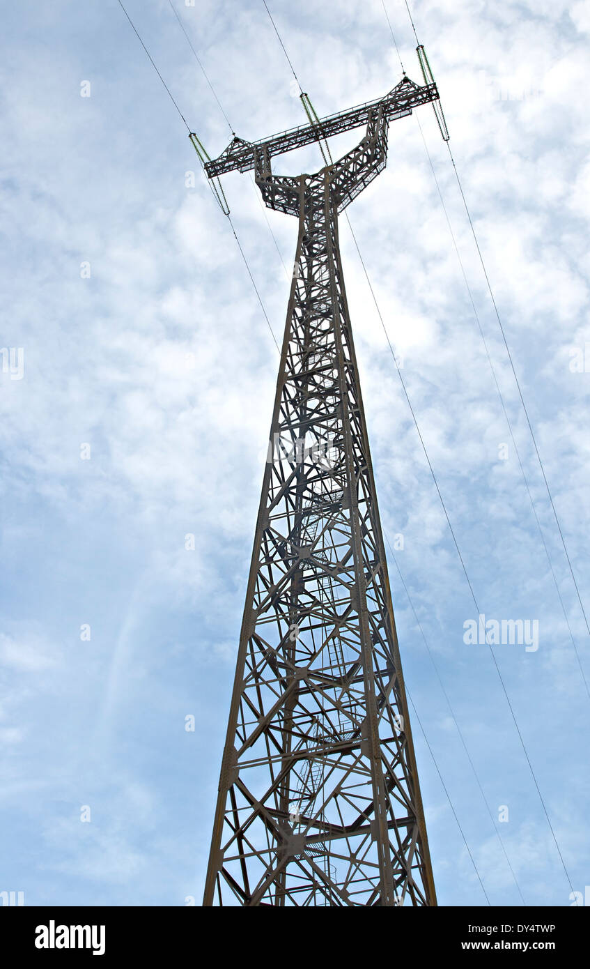 Power-Sendemast, Ansicht von unten Stockfoto