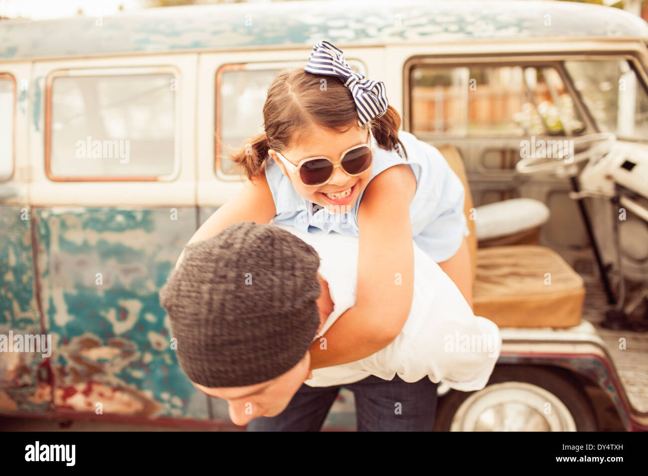 Vater und Tochter Huckepack Stockfoto