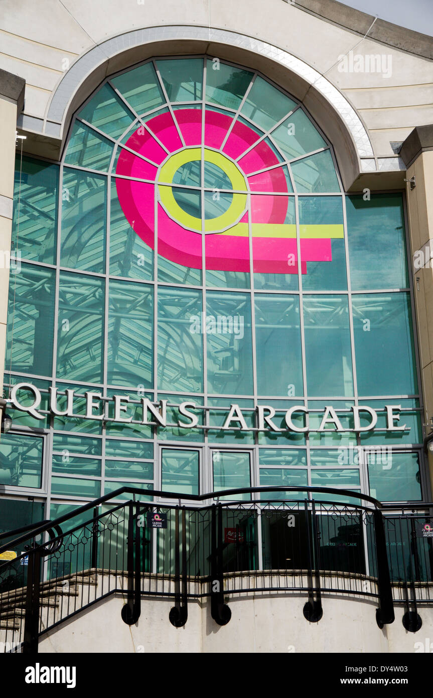 Im ersten Stock Eingang zum Queens Arcade, St. Davids Shopping Centre, Cardiff, Wales, UK. Stockfoto