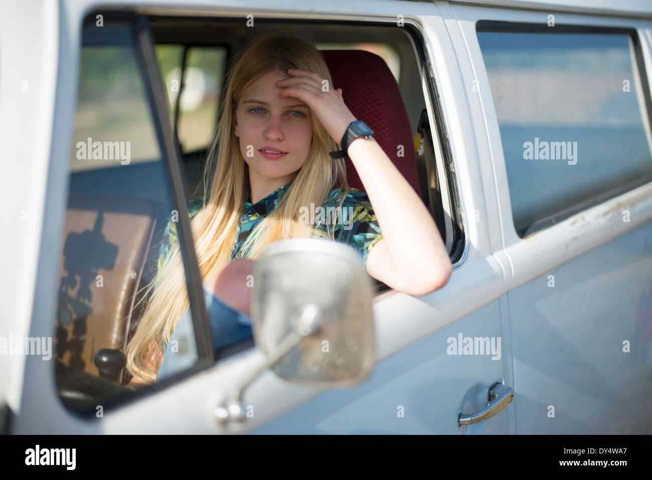 Porträt der jungen Frau im Wohnmobil Stockfoto