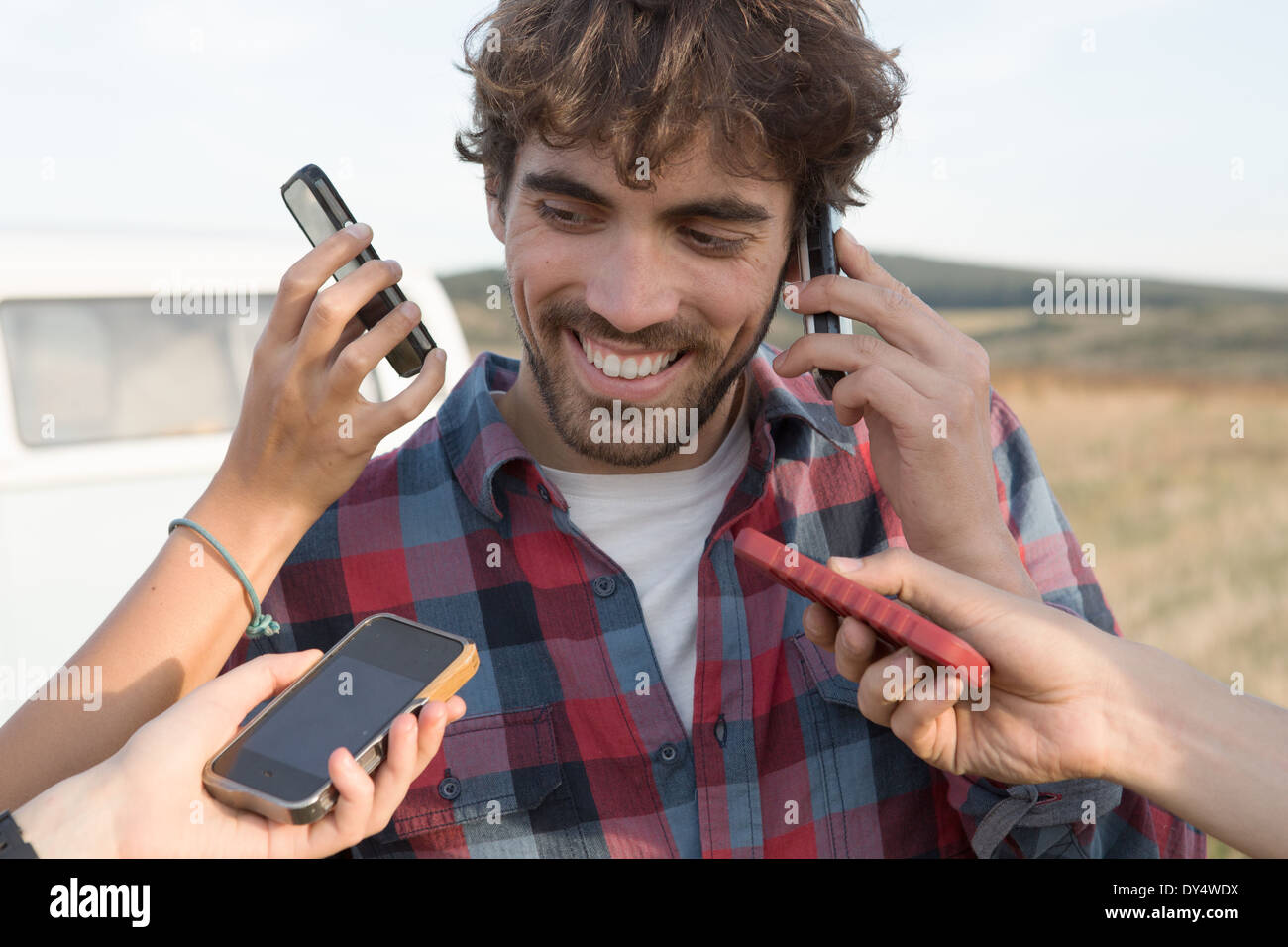 Junger Mann auf Handy mit Händen mit smartphones Stockfoto