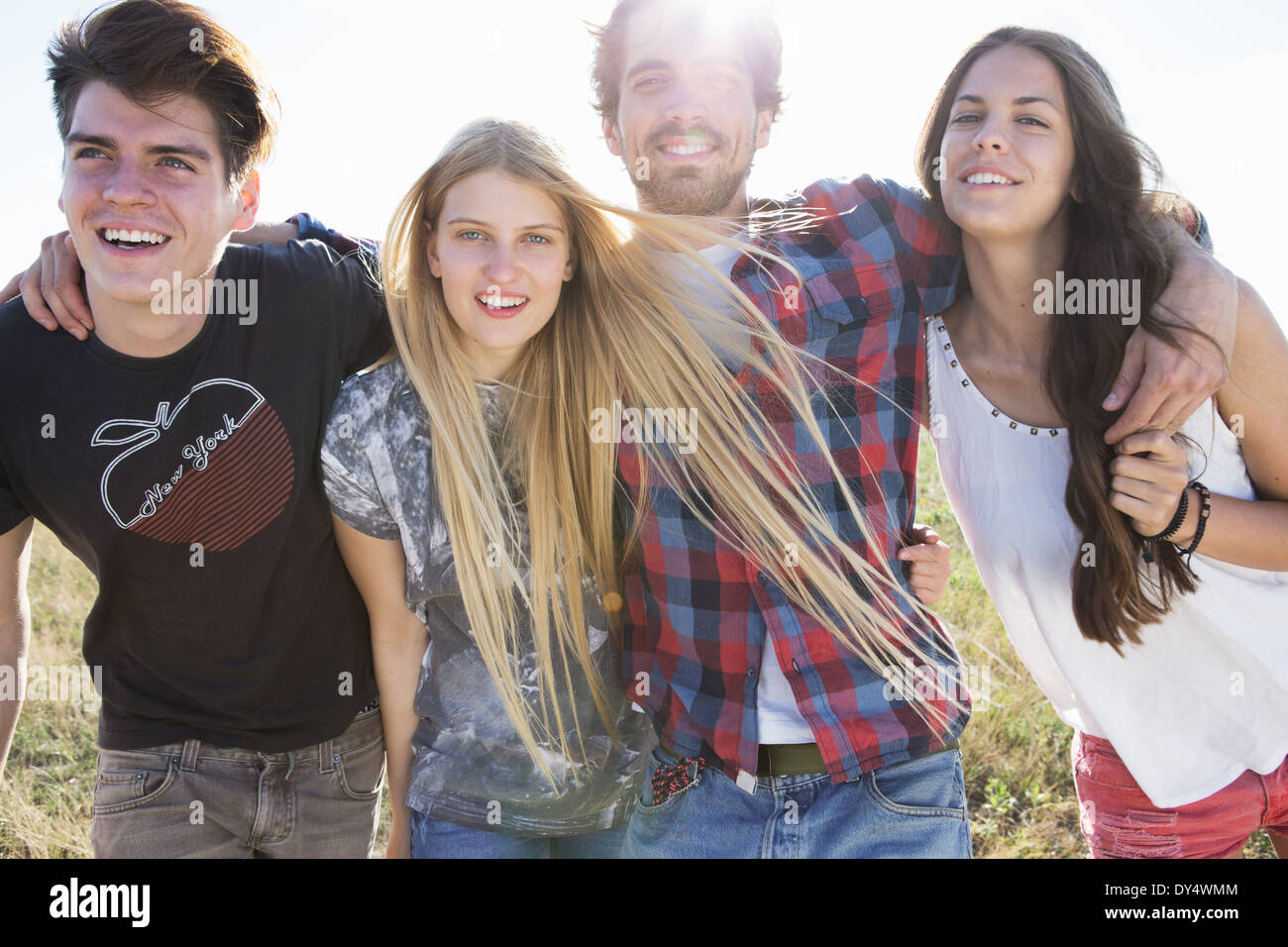 Vier Freunde lächelnd in Richtung Kamera Stockfoto