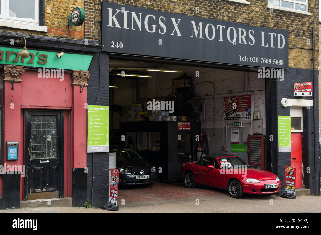 Auto-Werkstatt in der Nähe von Kings Cross St. Pancras Station in London England Vereinigtes Königreich Großbritannien Stockfoto