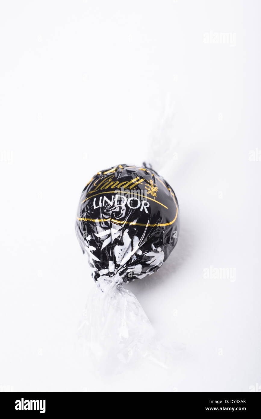 Lindt Lindor dunkel Schokolade Trüffel Stockfotografie - Alamy