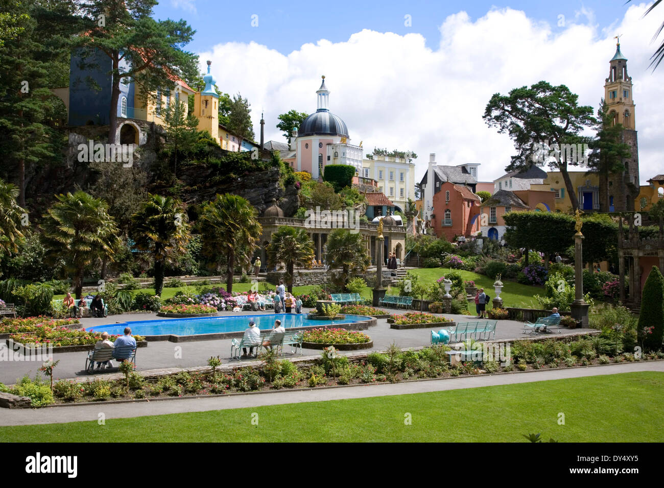 Dorf und Ziergärten, Portmeirion, Wales, Vereinigtes Königreich Stockfoto