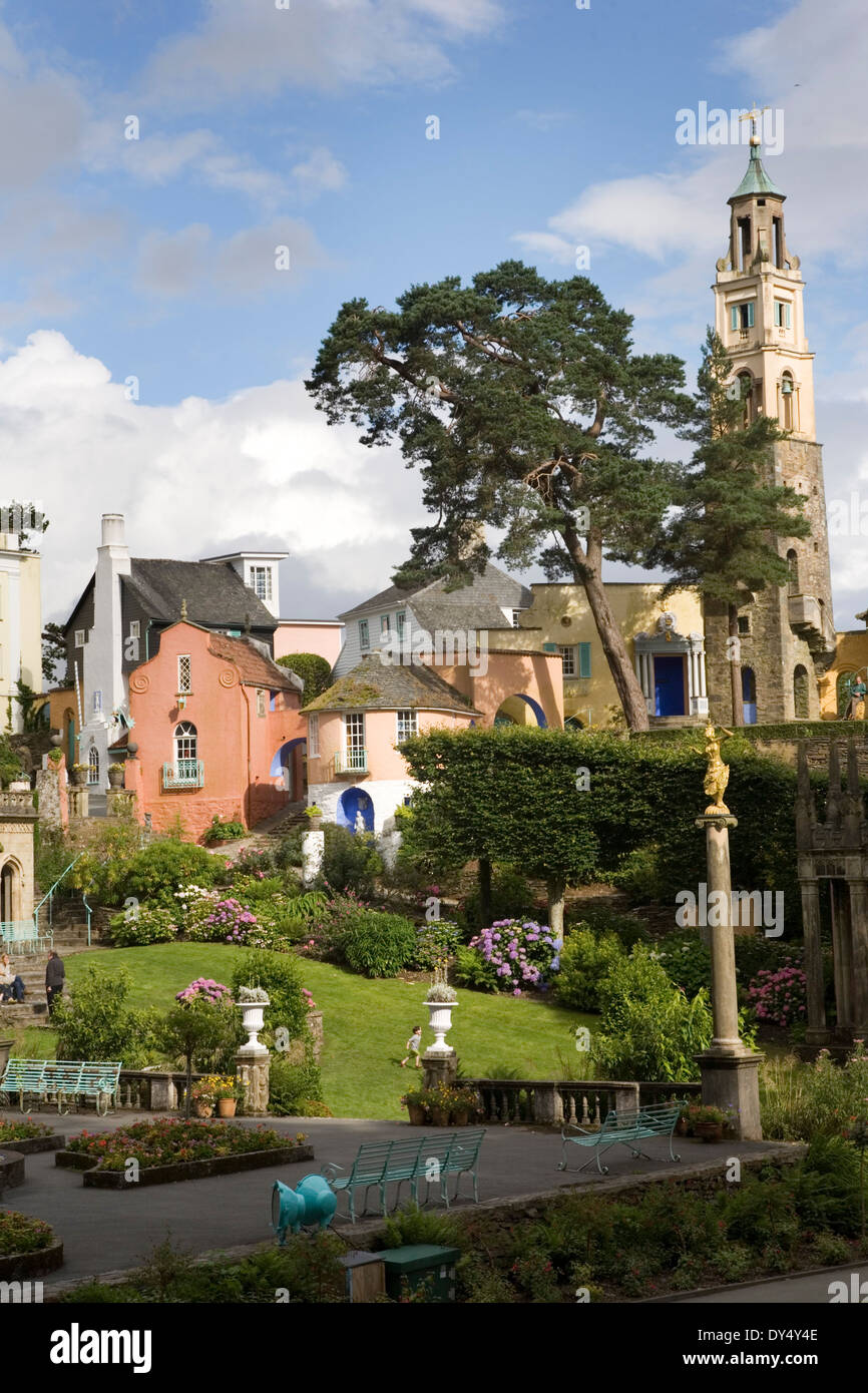 Portmeirion Feriendorf mit Ziergärten und Wald. Portmeirion, in der Nähe von Bangor, North Wales, Vereinigtes Königreich Stockfoto