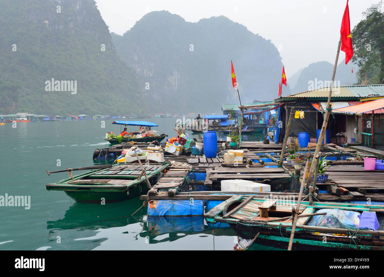 Haus Boote der Fischer der Halong Bucht schwimmenden Dorf eine dramatische Einstellung von Felsformationen und kristallklarem Wasser. Vietnam, Asien Stockfoto
