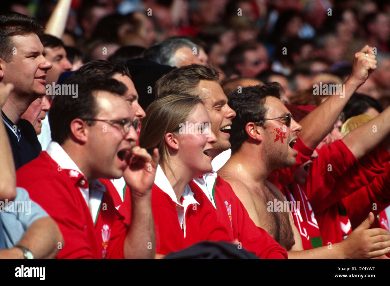 Welsh Rugby-Fans unterstützen ihr Team im Millennium Stadium Stockfoto