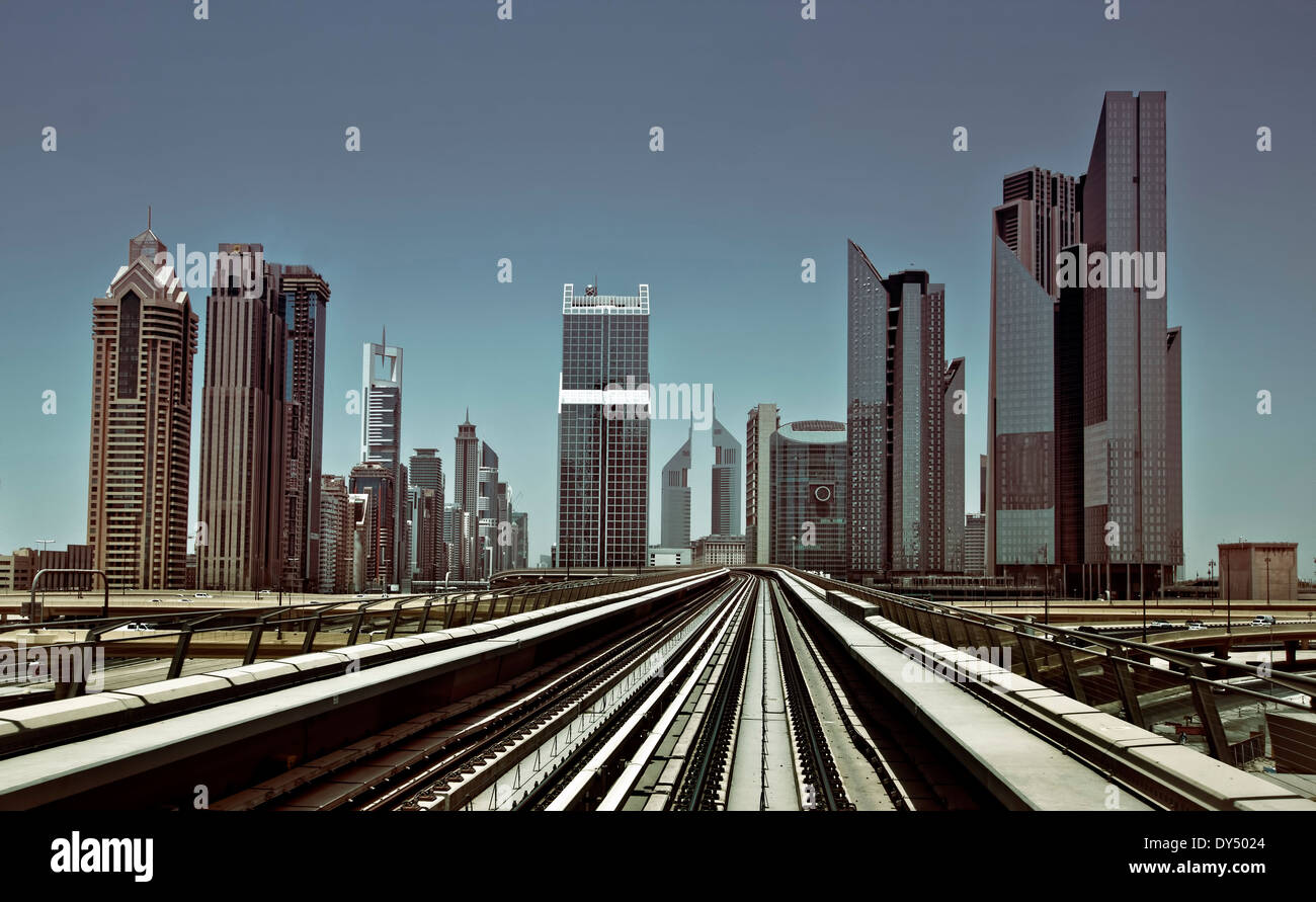 Skyline von Dubai Metro Stockfoto