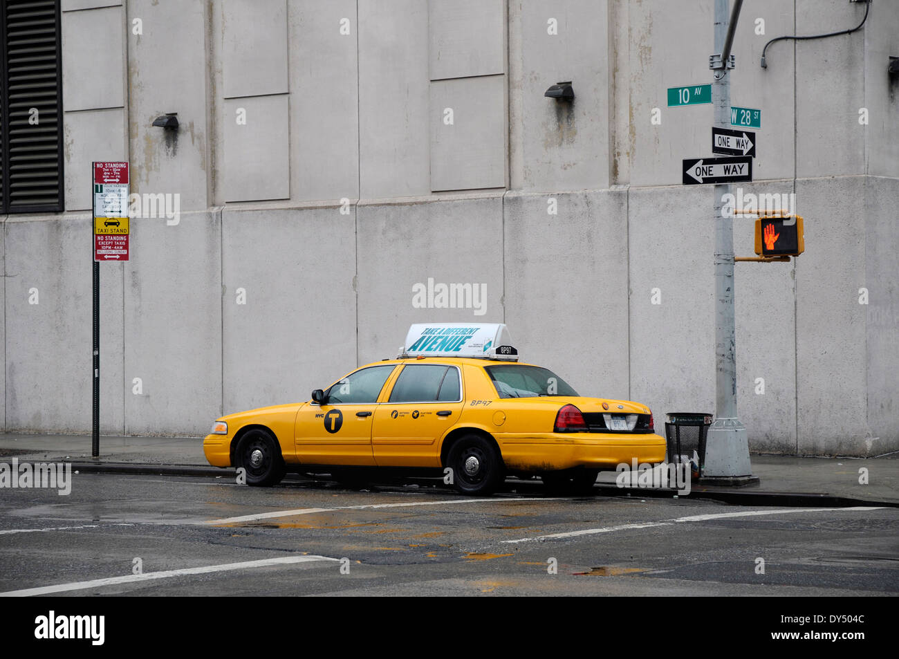 New York Taxi einsamen grauen Tag Stockfoto