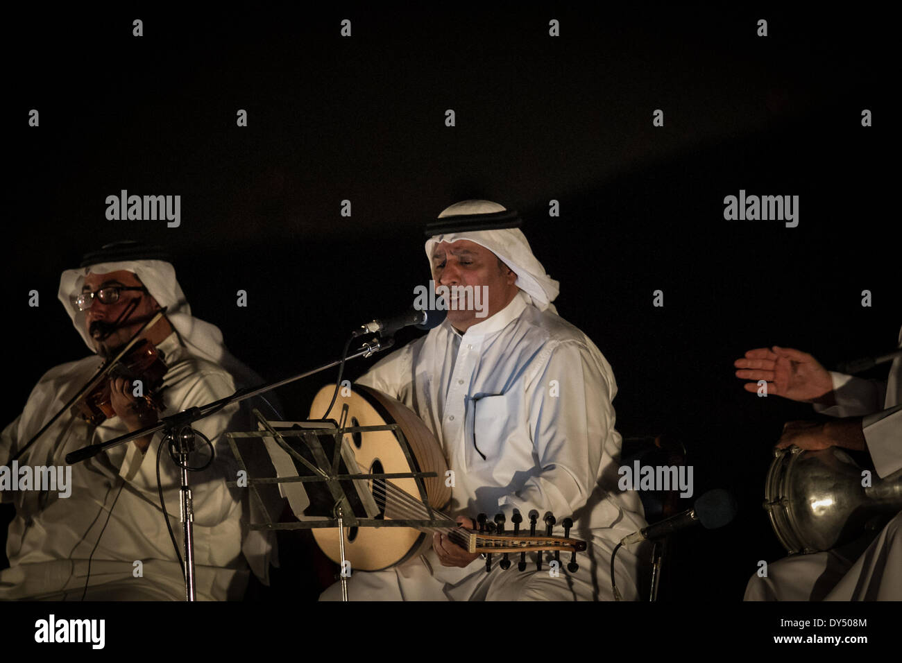 Sakhir, Bahrain. 6. April 2014. Kleines Theater von Mohammed bin Faris Volkskunst Gruppe und die zweite war für die Band Jugend Bahrain, zehnter kümmern sich um listin, Bahrain Schlager, bezogen auf den Baum, es ist erwähnenswert, dass der Baum des Lebens, die erreicht alt um 400 Jahre im Wert von Geschichte und Zivilisation, seine Wurzel ökologische und natürliche, dehnen die Zeugenvernehmung, Städte und Textur trotz der Anwesenheit des Baumes in einer trockenen Wüste ändern geblieben ist , diese historischen Eigenschaften machen den Baum des Lebens, Kulturprojekte und kulturell unterschiedlicher Natur. am 5. April 2014. (Phot Stockfoto