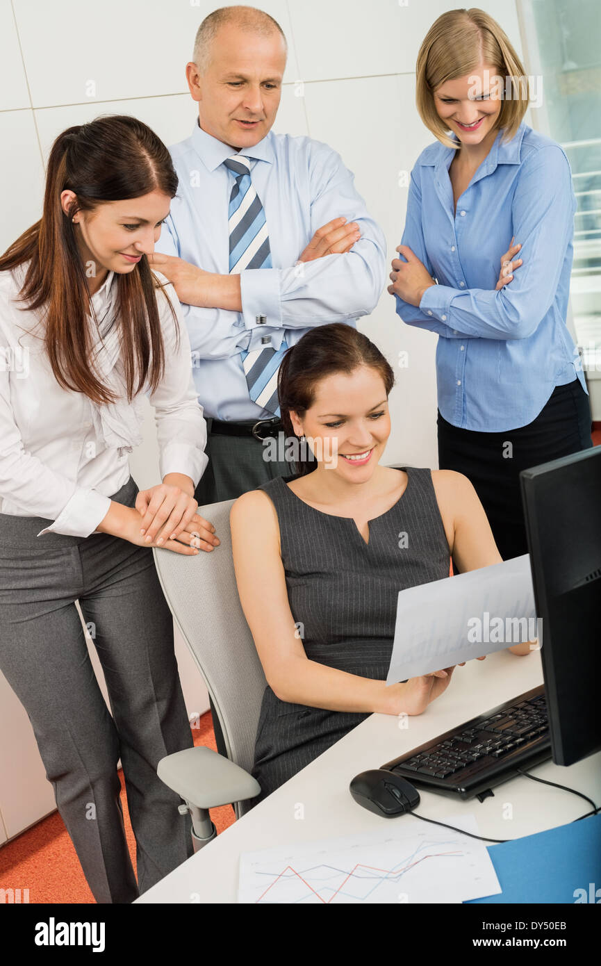 Geschäftskollegen diskutieren am Schreibtisch Stockfoto