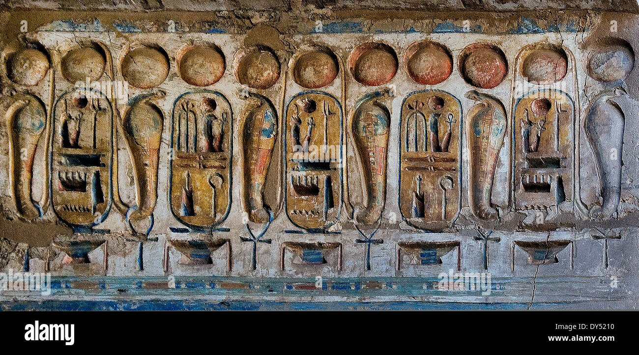 Tempel von Ramses III in Medinet Habu: Reliefs an der Wand im ersten Hof. Streifen von Kartuschen und Kobras Stockfoto