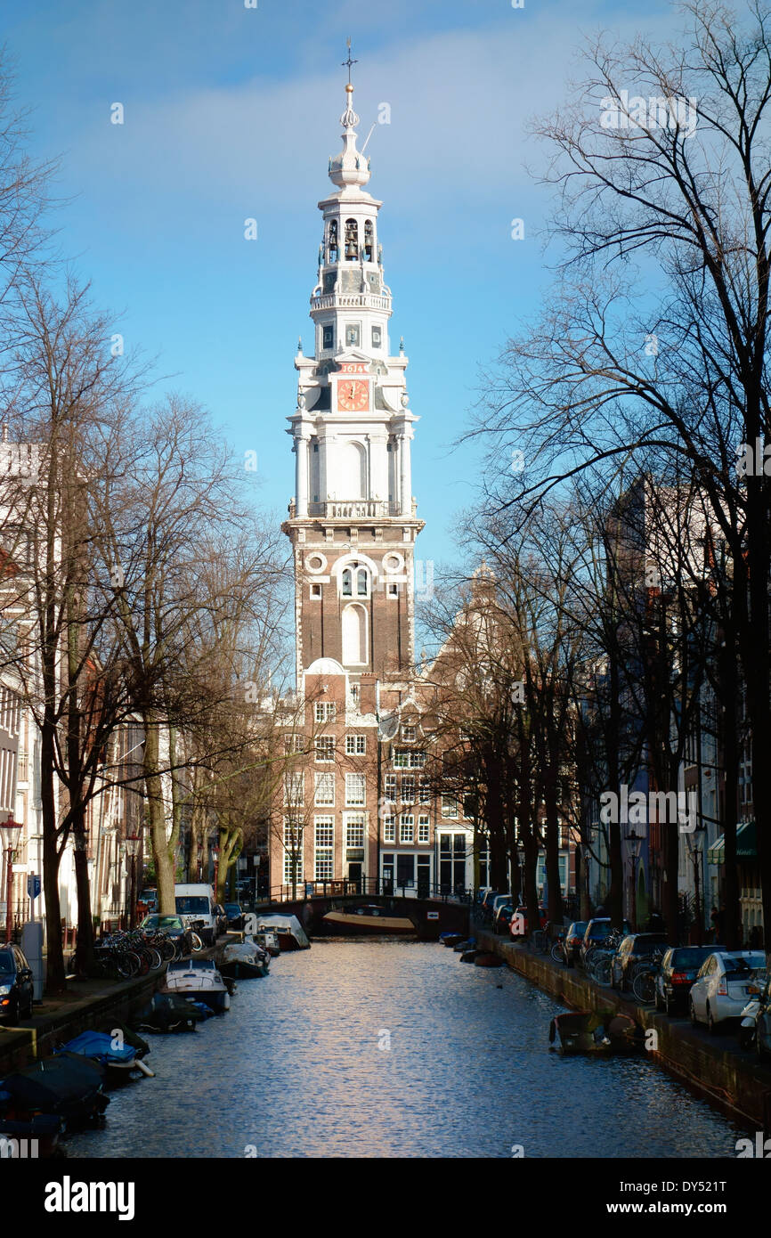 Kanal führt zur Kirche Zuiderkerk Stockfoto