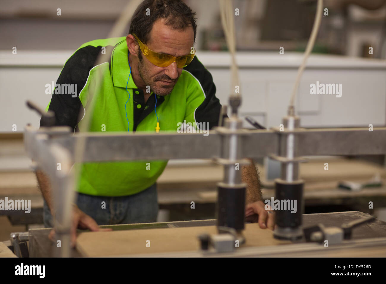Tischler Schneiden von Holz auf Tisch sah in Werkstatt Stockfoto