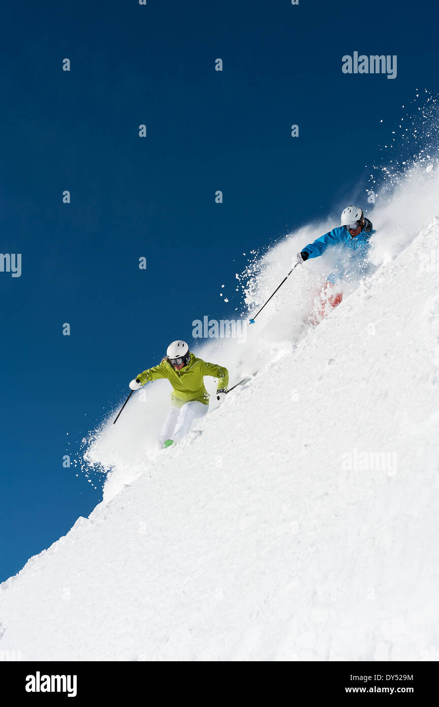 Männliche und weibliche Skifahrer Rennen bergab, Obergurgl, Österreich Stockfoto