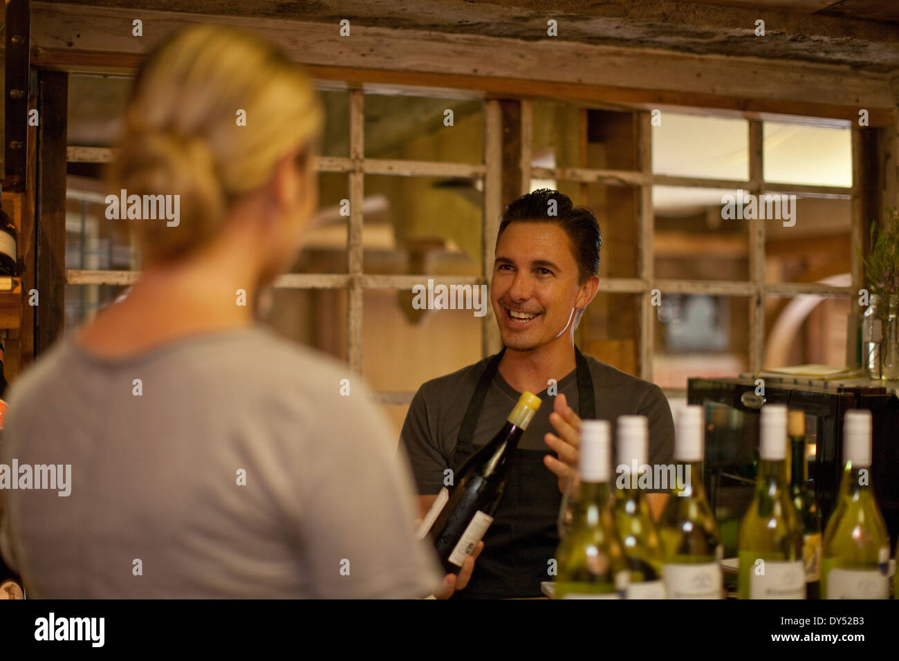 Sommelier Auswahl Flasche Wein im Wein-shop Stockfoto