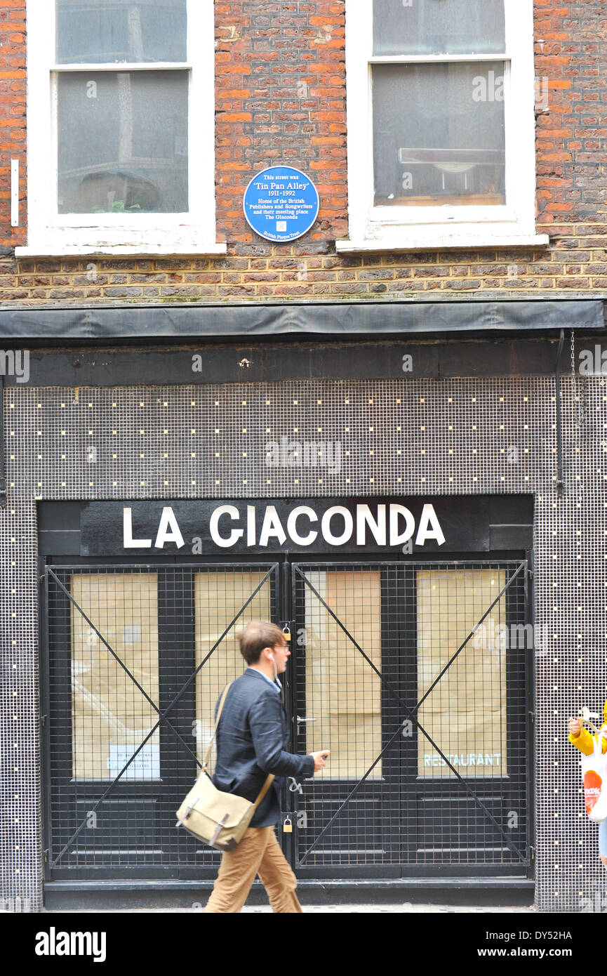 Dänemark Street, London, UK. 7. April 2014. Die Tin Pan Alley blaue Plakette über La Bach'sche in Denmark Street zum Gedenken an das Songwriting Erbes der Region. Bildnachweis: Matthew Chattle/Alamy Live-Nachrichten Stockfoto