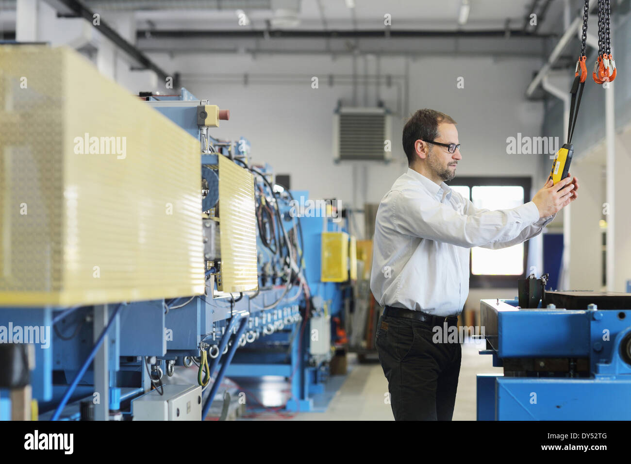 Manager, die Überwachungsinformationen für Industriemaschinen Stockfoto