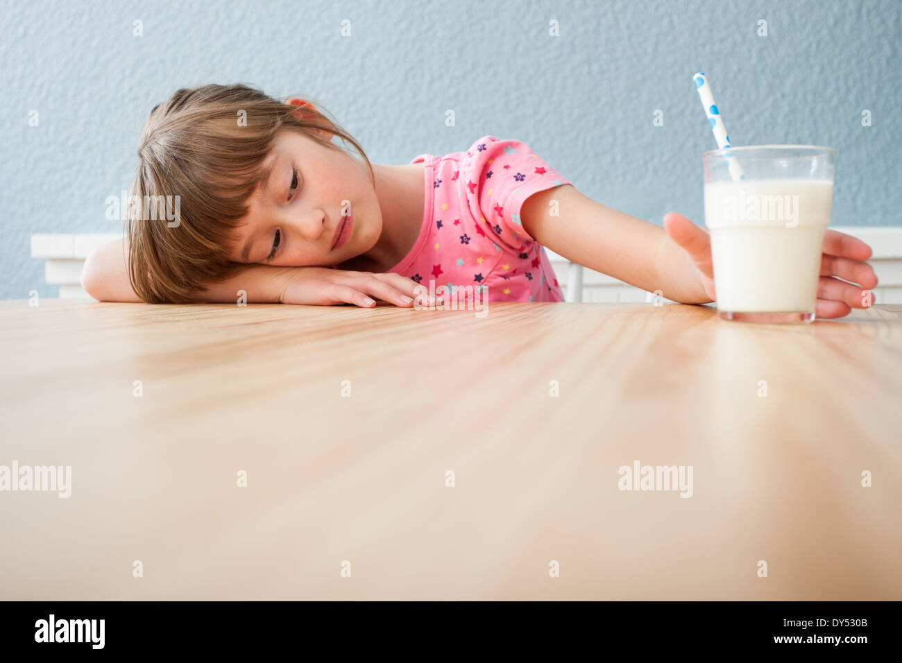 Glas Mit Milch Fotos Und Bildmaterial In Hoher Auflösung Alamy