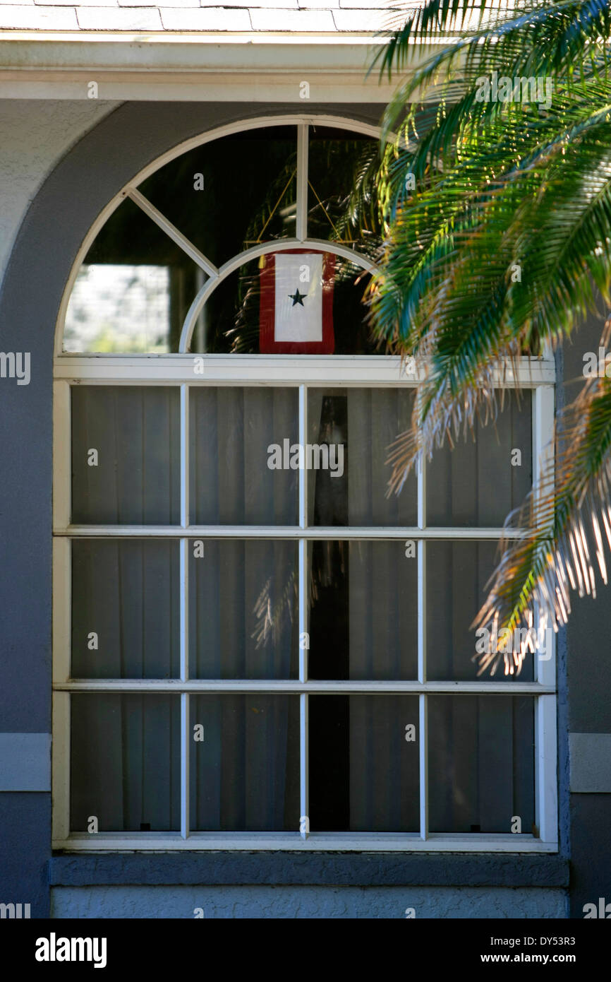 Ein einzelner Stern in das Fenster eines Hauses bezeichnet ein Mitglied der Familie ist im aktiven Dienst beim Militär Stockfoto