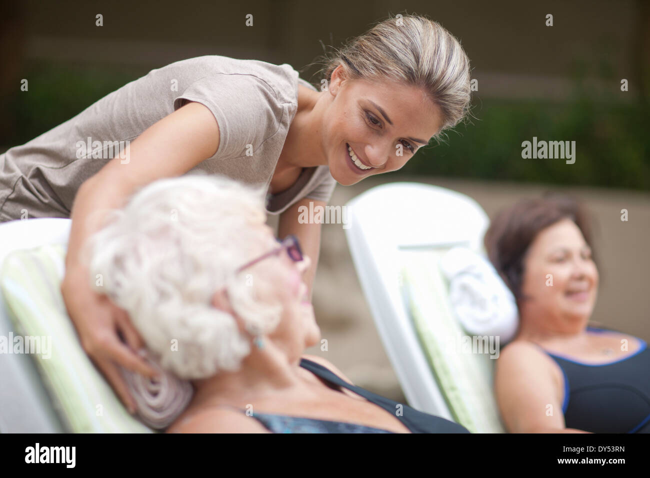 Entspannen Sie sich auf Liegestühlen im Garten der Pension Villa Frauen in Führungspositionen Stockfoto