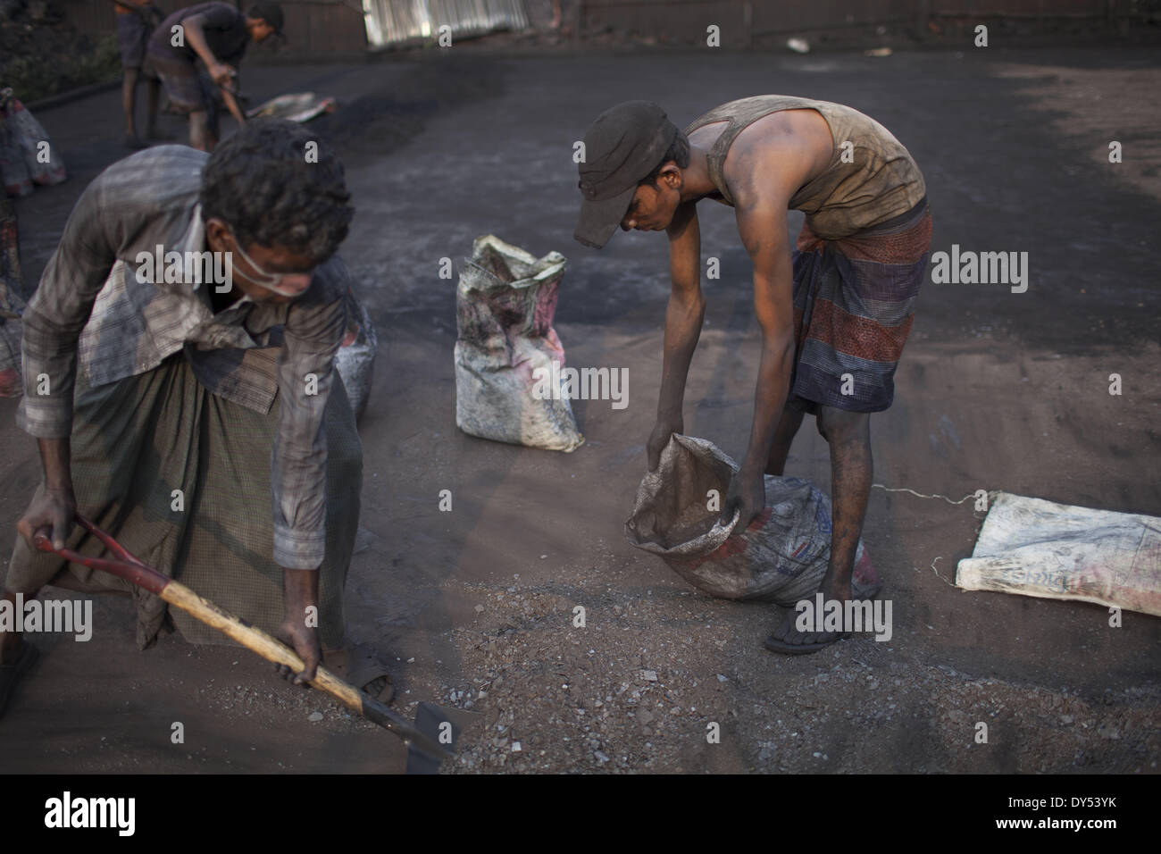 Dhaka, Bangladesch. 7. April 2014. Bangladeshi Fabrikarbeiter arbeiten an einer manuellen brüniert-Fabrik in Gazipur Bezirk am 6. April 2014. Die Arbeiter in der Fabrik kommen vom nördlichen Teil des Landes, und sie sind von 15 bis 18 Jahren. Sie 12 bis 14 Stunden am Tag, sechs Tage die Woche arbeiten und verdienen nur Tk.2000, Tk.3000 (1 USD = 78 Taka) im Monat. Die Herstellung von schwarzem Eisenoxid gilt als einer der gefährlichsten Berufe in Bangladesch. Arbeiter arbeiten unter extremen Bedingungen ohne irgendwelche Sicherheitsmaßnahmen wie Schutzbrille, Gesichtsmasken, Handschuhe, Arbeitsschuhe und so weiter. (Credi Stockfoto