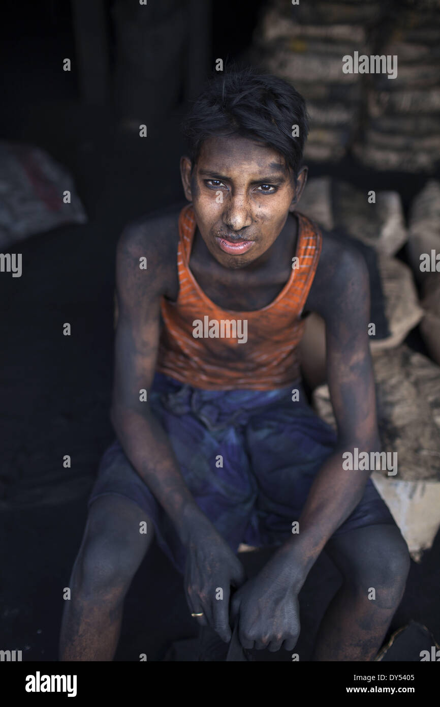 Dhaka, Bangladesch. 7. April 2014. Bangladeshi Fabrikarbeiter arbeiten an einer manuellen brüniert-Fabrik in Gazipur Bezirk am 6. April 2014. Die Arbeiter in der Fabrik kommen vom nördlichen Teil des Landes, und sie sind von 15 bis 18 Jahren. Sie 12 bis 14 Stunden am Tag, sechs Tage die Woche arbeiten und verdienen nur Tk.2000, Tk.3000 (1 USD = 78 Taka) im Monat. Die Herstellung von schwarzem Eisenoxid gilt als einer der gefährlichsten Berufe in Bangladesch. Arbeiter arbeiten unter extremen Bedingungen ohne irgendwelche Sicherheitsmaßnahmen wie Schutzbrille, Gesichtsmasken, Handschuhe, Arbeitsschuhe und so weiter. (Credi Stockfoto
